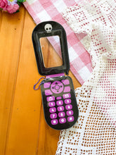 Load image into Gallery viewer, Cell Phone Photocard Holder Skunk