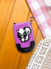 Load image into Gallery viewer, Cell Phone Photocard Holder Skunk
